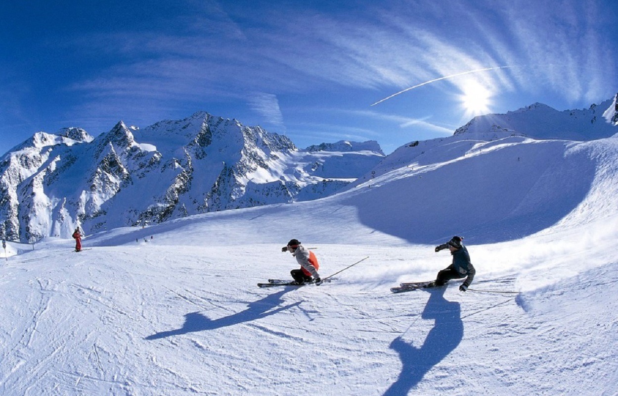 Выбор горнолыжного курорта. Лыжный курорт Домбай. Домбай горные лыжи. Домбай горнолыжный курорт склоны. Горы Домбай горные лыжи.
